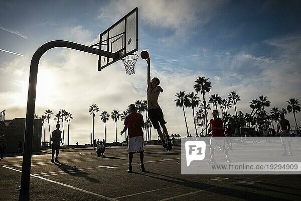 Öffentliche Basketballspiele im Venice Beach Recreation Center in Los Angeles  Kalifornien  LOS ANGELES  USA  Nordamerika
