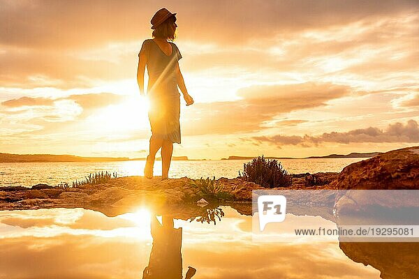 Sonnenuntergang auf Ibiza  ein junger Tourist genießt seinen Urlaub in San Antonio Abad. Balearen
