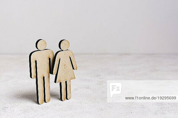 Cardboard Mann Frau Gleichheit Konzept mit Kopie Raum