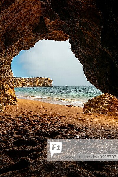 Natürliche Höhle an der Algarve am Strand von Praia da Coelha  Albufeira. Portugal
