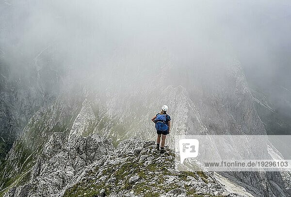 Bergsteigerin im Nebel  schlechtes Wetter  Wettersteingebirge  Garmisch-Patenkirchen  Bayern  Deutschland  Europa