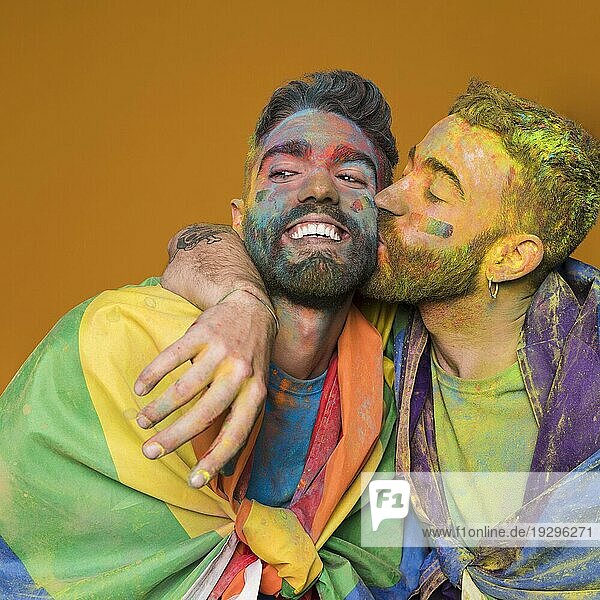 Verspieltes schwules Paar in Regenbogenfarben