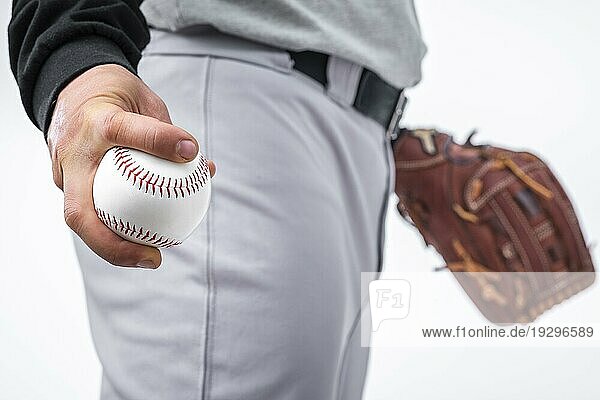 Nahaufnahme Mann hält Baseballhandschuh