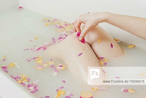 Frau entspannendes Bad mit Blumen
