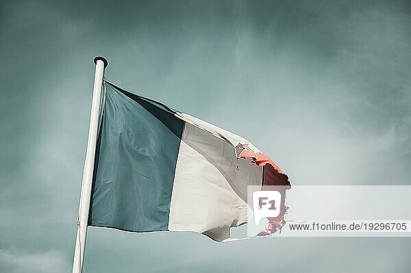 Französische Nationalfahne auf der Burg Lichtenberg  Lichtenberg  Elsass  Frankreich  Europa