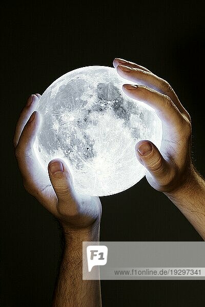 Ein Mann hält den Mond in seinen Händen. Mondbild zur Verfügung gestellt von der NASA