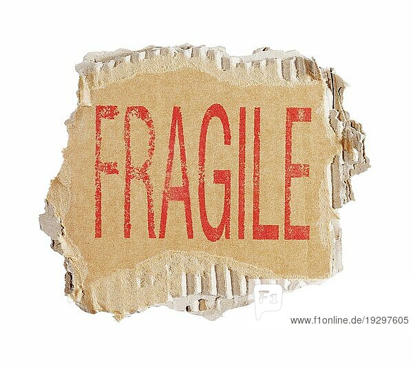 Wort Fragile auf ein Stück brauner Wellpappe gestempelt