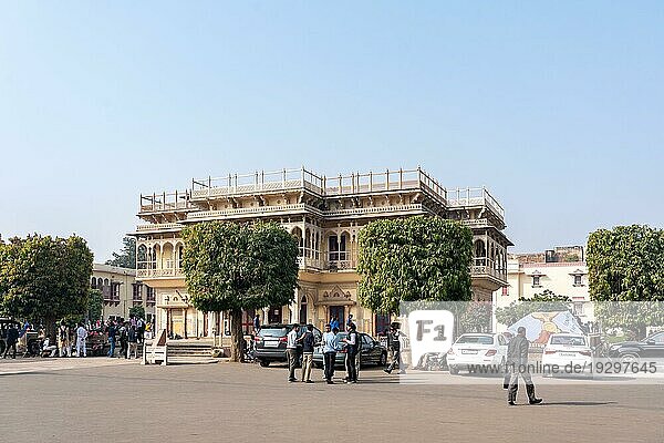 Jaipur  Indien  11. Dezember 2019: Menschen vor dem Mubarak Mahal Palast im Stadtpalast  Asien