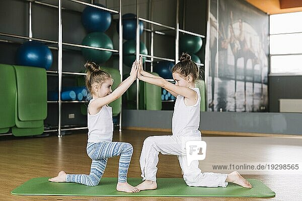 Zwei Mädchen trainieren zusammen im Fitnessstudio
