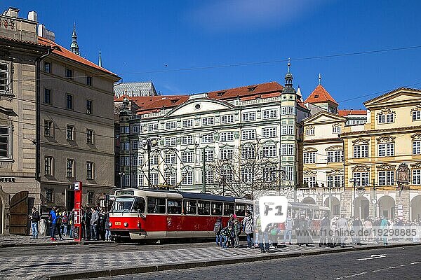 Prag  Tschechische Republik  16. März 2017: Eine alte rote Straßenbahn an einer Station mit wartenden Menschen  Europa