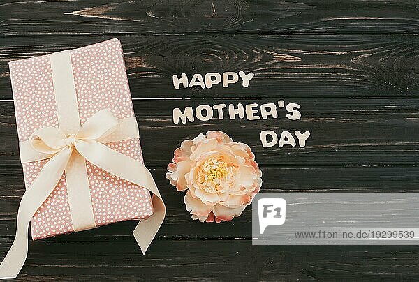 Glückliche Mütter Tag Inschrift mit Geschenkbox Blume
