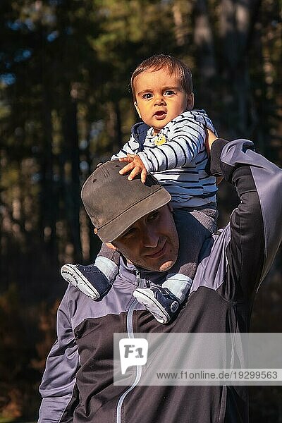 Ein Baby und sein Vater vergnügen sich an einem Herbstnachmittag im Naturpark Artikutza  Gipuzkoa. Baskenland