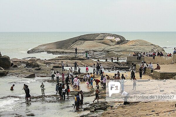 Kanyakumari  Indien  16. Januar 2011: Gruppe von Menschen beim Baden am örtlichen Strand  Asien
