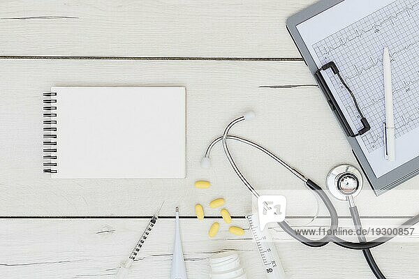 Blanko Spirale Notizblock medizinische Ausrüstung s Stethoskop Ecg Bericht Zwischenablage Holz Schreibtisch