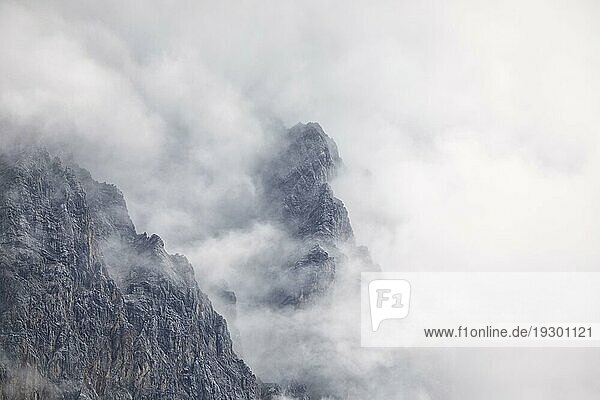 Alpine Felsen in dichten Wolken bei Sturm