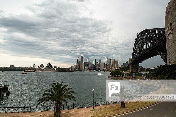 Ein großer Sturm nähert sich Sydney vom Hafen aus gesehen in Richtung des CBD