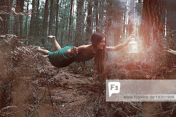 Lange Aufnahme Frau schwebenden Wald mit Laterne