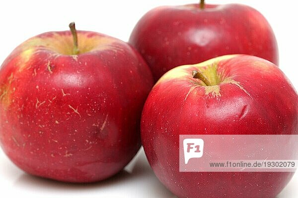 Drei rote frische Äpfel auf weißem Hintergrund