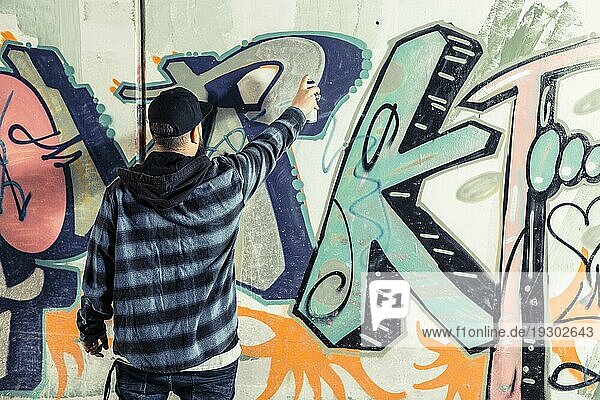 Rückansicht Mann macht Graffiti Wand