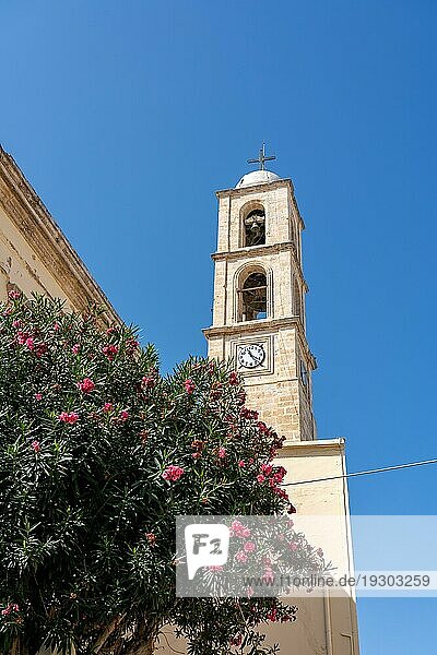 Chania  Griechenland  22. September 2021: Der Glockenturm der Kathedrale von Chania im historischen Stadtzentrum  Europa