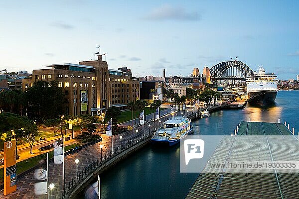 Museum für zeitgenössische Kunst und Circular Quay zur Hauptverkehrszeit an einem Sommerabend in Sydney  Australien  Ozeanien