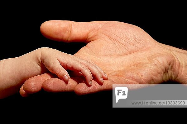 Baby vertraut darauf  von einem Erwachsenen an der Hand gehalten zu werden