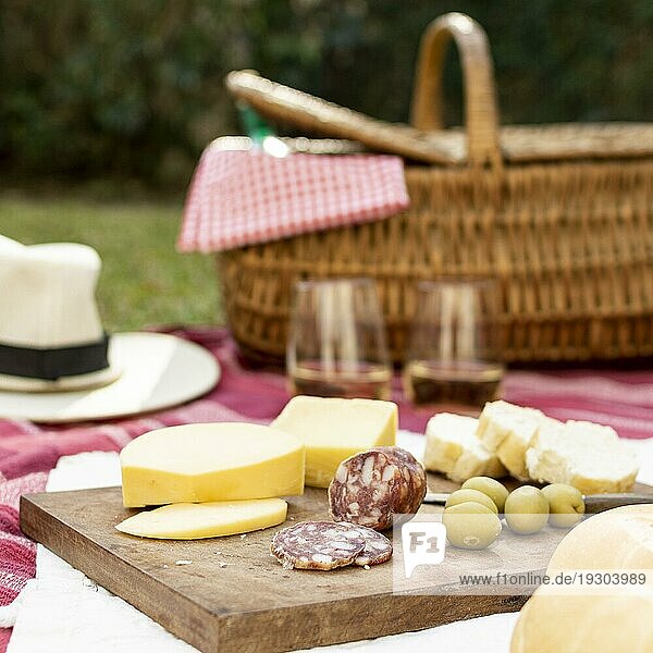 Holztafel mit Picknick Leckereien