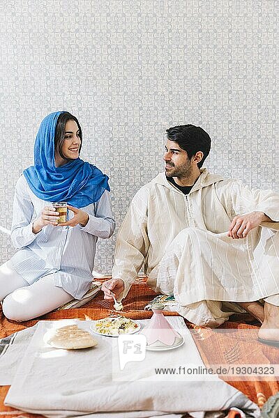 Muslimisches Paar beim Essen