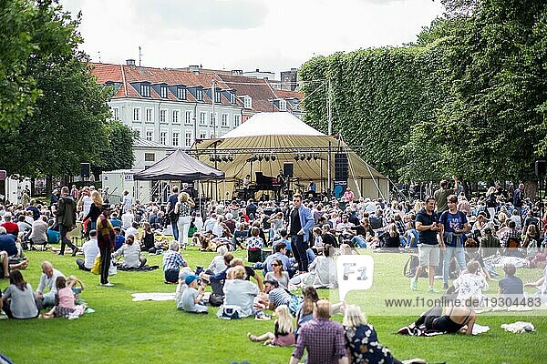 Kopenhagen  Dänemark  Juli 08  2017: Eine Band spielt auf einer Bühne vor einer Menschenmenge für das Jazz Festival in King's Garden  Europa