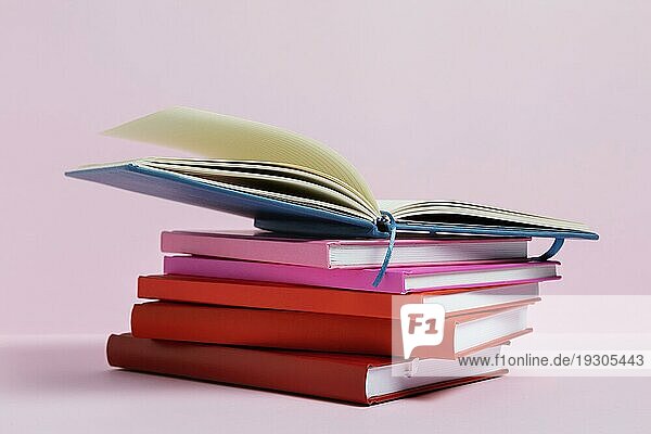 Arrangement mit Büchern rosa Hintergrund