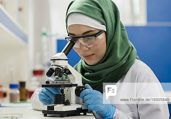 Wissenschaftlerin mit Hidschab Mikroskop Labor