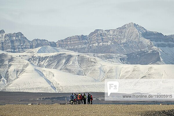 Touristengruppe bei Landgang  Kapp Wijk  Nordfjorden  Spitzbergen Inselgruppe  Svalbard und Jan Mayen  Norwegen  Europa