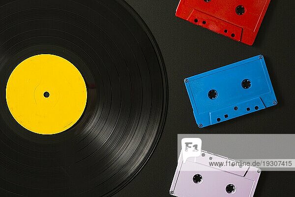 Drei Kassettenkassetten Schallplatte schwarzer Hintergrund