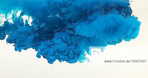 Blaue Tinte in Wasser gegen weißen Hintergrund
