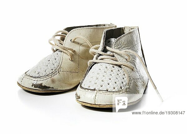 Alte abgenutzte Vintage Leder weiß Baby Schuhe vor weißem Hintergrund mit natürlichen Schatten