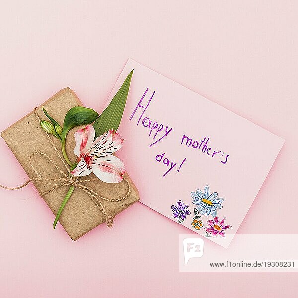 Glückliche Mütter Tag Inschrift mit Blume Geschenk
