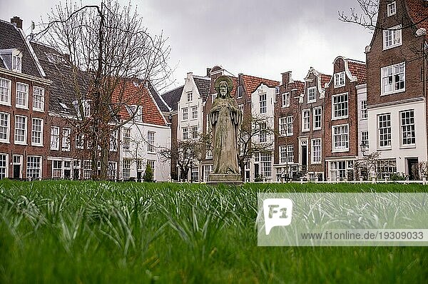Alte niederländische Gebäude des Begijnhofs  umgeben von einem Park in Amsterdam  Niederlande  Europa