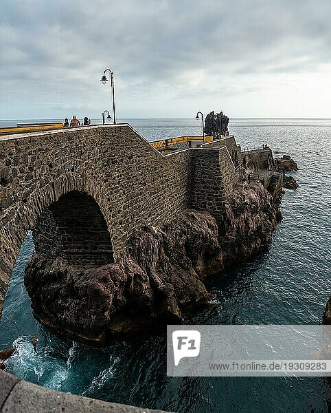 Die schöne Küste von Ponta do Sol im Sommer und ein Spaziergang am Meer namens Cais da  Madeira. Portugal