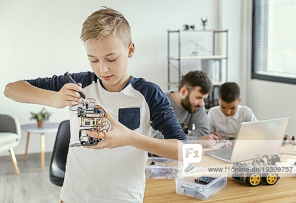 Vater und Söhne bauen Roboter