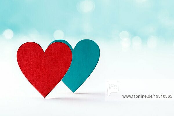 Rote und blaue Herzen aus Holz auf weißem Hintergrund mit Bokeh Lichter  Valentinstag Konzept