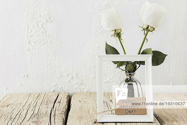 Glückliche Mütter Tag Inschrift mit weißen Rosen Vase