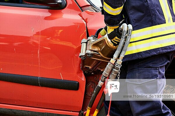 Feuerwehrmann befreit Opfer eines Autounfalls