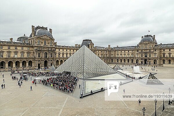 Paris  Frankreich  24. Juli 2017: Gruppen von Menschen warten vor dem Haupteingang des Louvre Museums  Europa