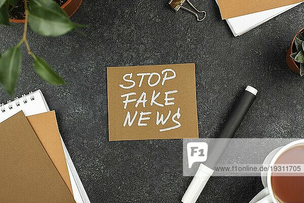 Ansicht von oben Konzept Stop Fake News