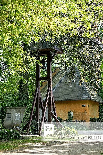 Kopenhagen  Dänemark  10. Juni 2021: Hölzerner Glockenturm und gelbes Haus auf dem Assistens Friedhof  Europa