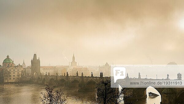 Karlsbrücke in Prag im frühen Morgenlicht bei dichtem Nebel