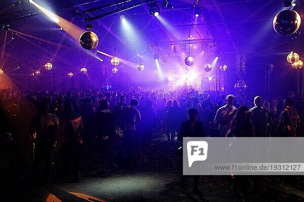 DJ unterhält eine Menschenmenge in einem Partyzelt