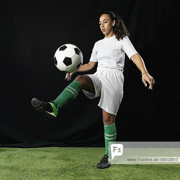 Vollbild weiblich beim Fußballspielen