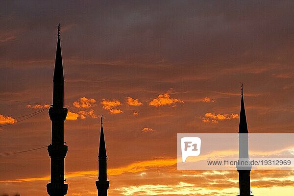 Minarette vor dem Abendhimmel  minaret and evening sky