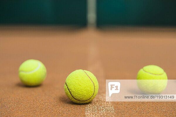 Drei grüne Tennisbälle Tennisplatz